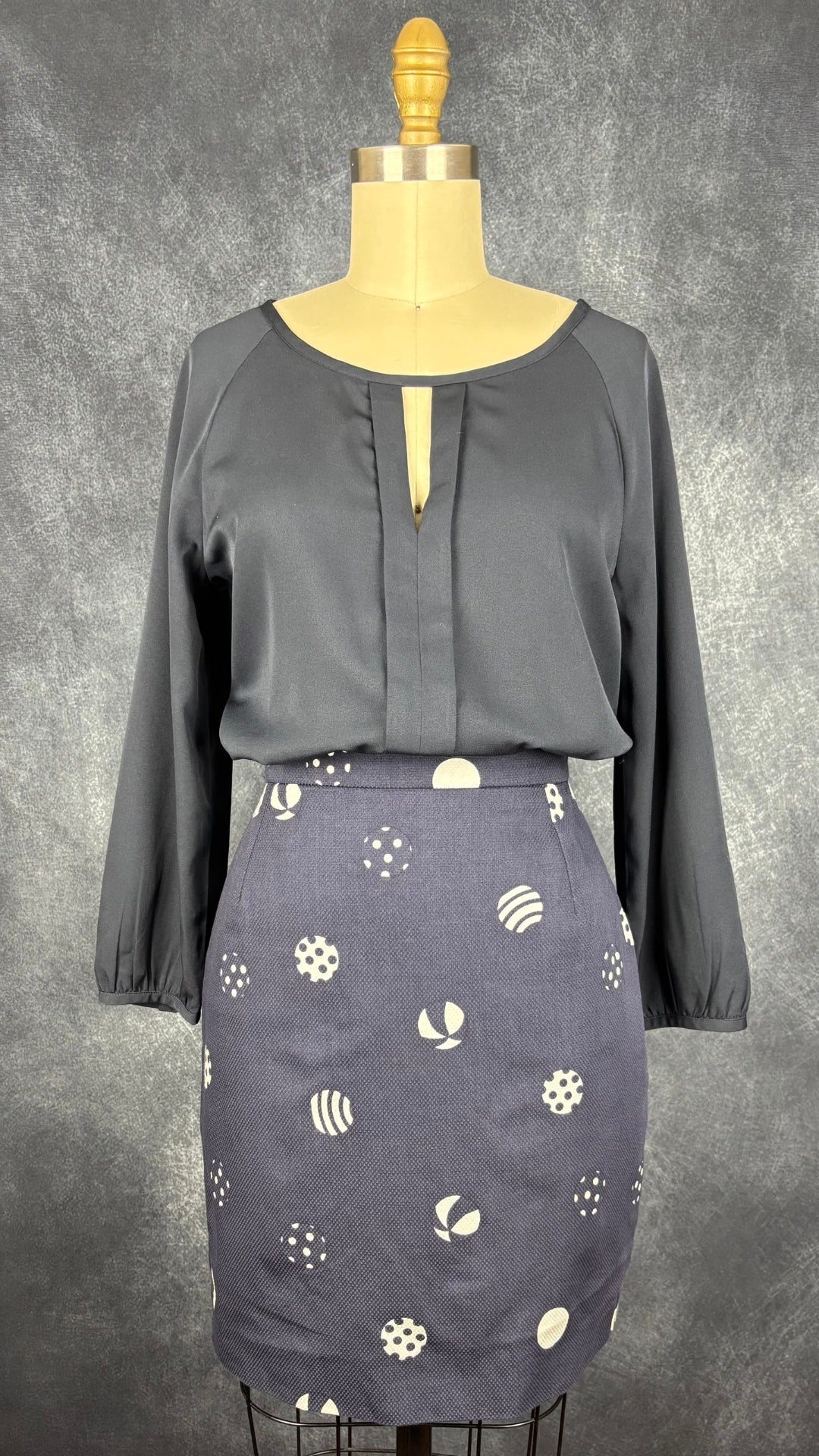 Blouse marine fluide Banana Republic, taille small. Vue de l'agencement avec la jupe ballons de plage.