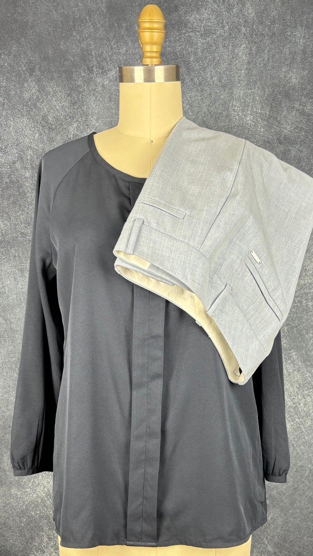 Blouse marine fluide Banana Republic, taille small. Vue de l'agencement avec le pantalon bleu ciel Calvin Klein.
