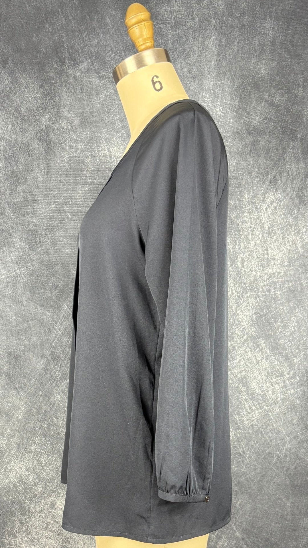 Blouse marine fluide Banana Republic, taille small. Vue de côté.