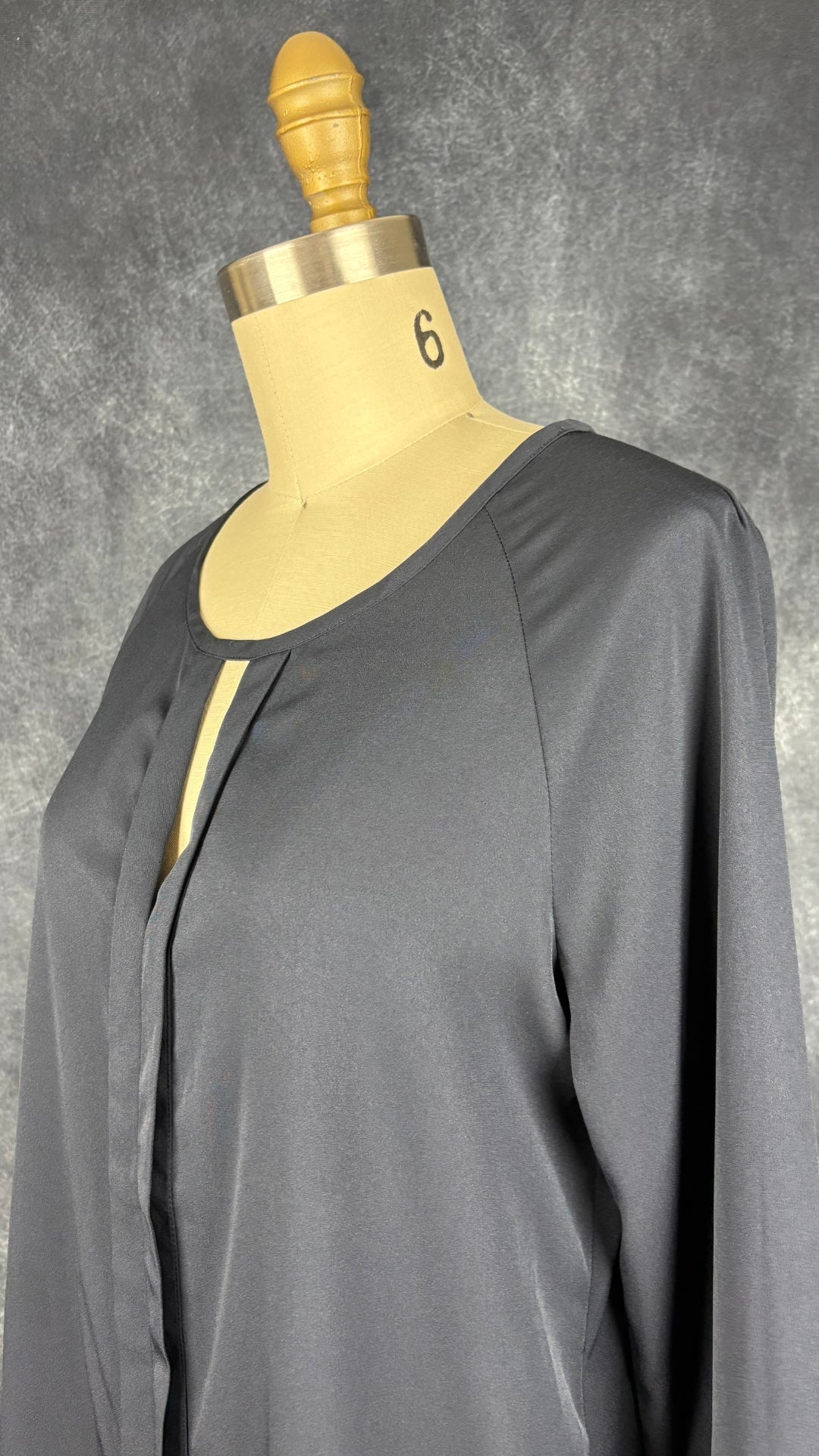 Blouse marine fluide Banana Republic, taille small. Vue de l'encolure.