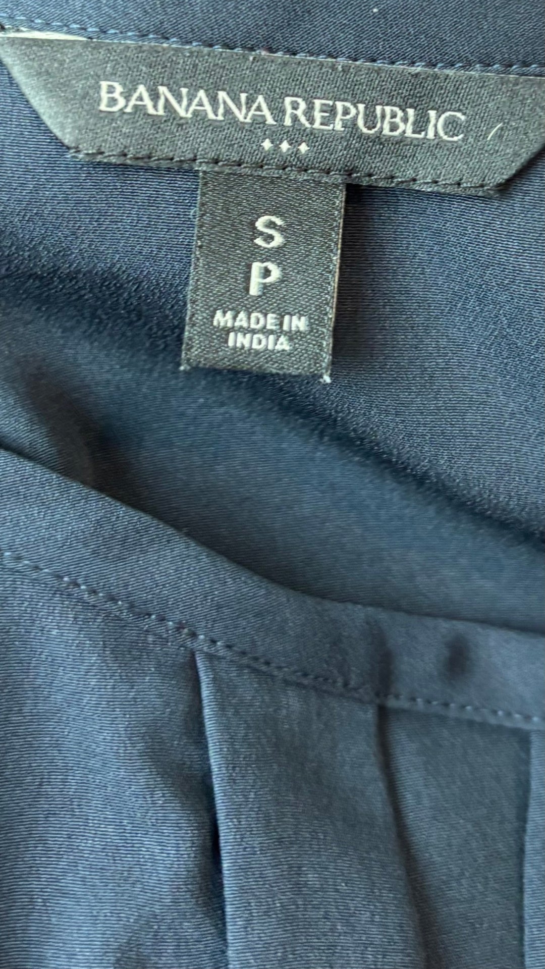 Blouse marine fluide Banana Republic, taille small. Vue de l'étiquette.