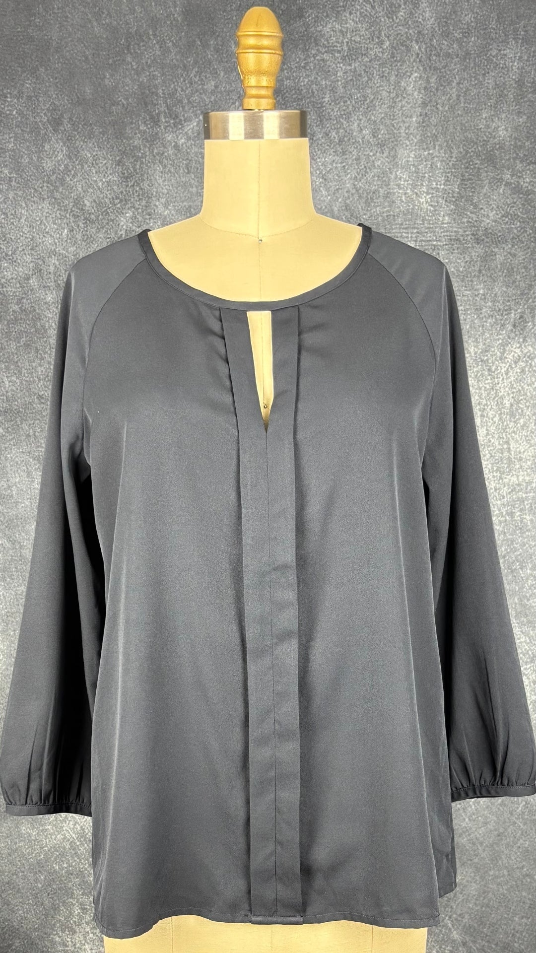 Blouse marine fluide Banana Republic, taille small. Vue de face.