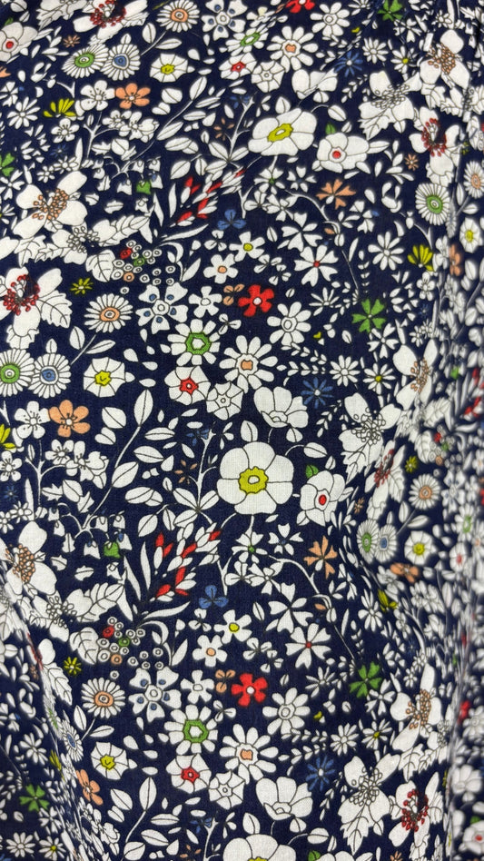 Blouse à motifs floraux Liberty, taille large. Vue de près du tissu.