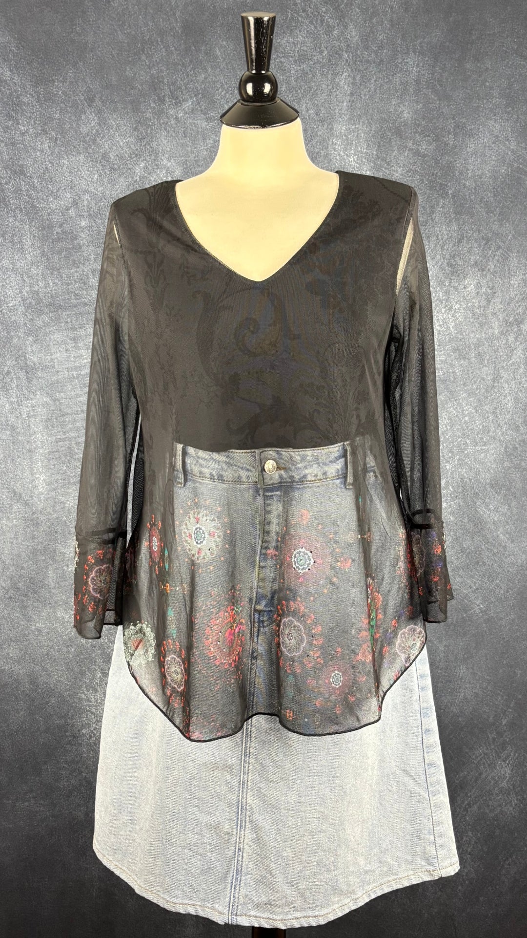 Blouse noire en fin voilage à jolis motifs Desigual, taille large (m/l). Vue de l'agencement avec la jupe en jeans pâle Part Two.