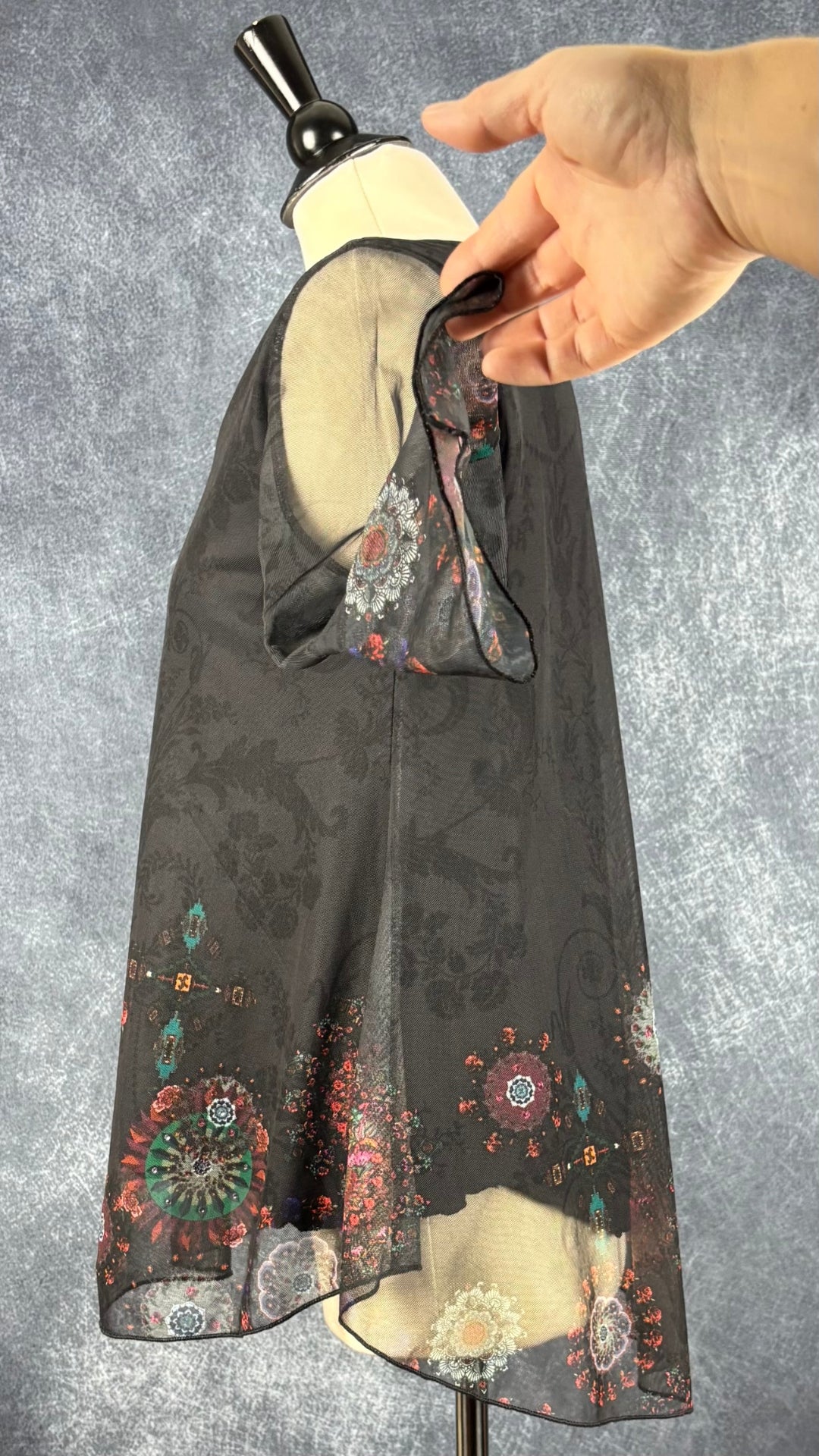 Blouse noire en fin voilage à jolis motifs Desigual, taille large (m/l). Vue de côté.