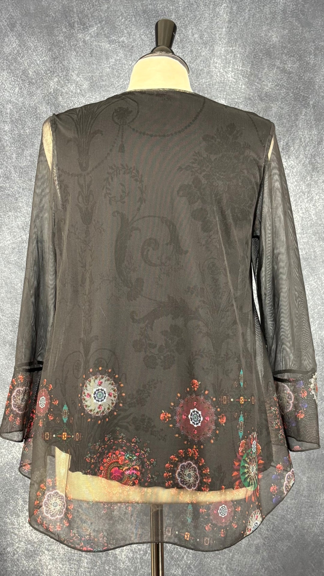 Blouse noire en fin voilage à jolis motifs Desigual, taille large (m/l). Vue de dos.