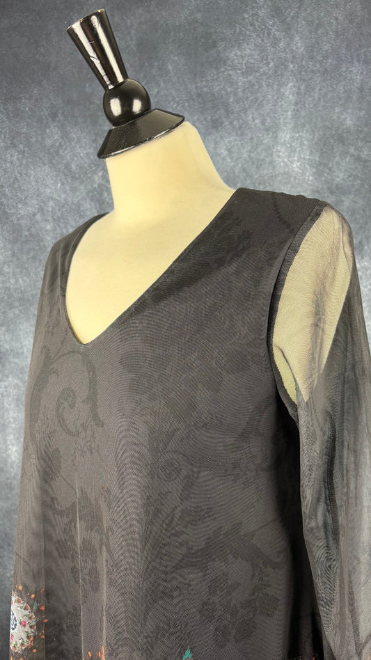 Blouse noire en fin voilage à jolis motifs Desigual, taille large (m/l). Vue de l'encolure.