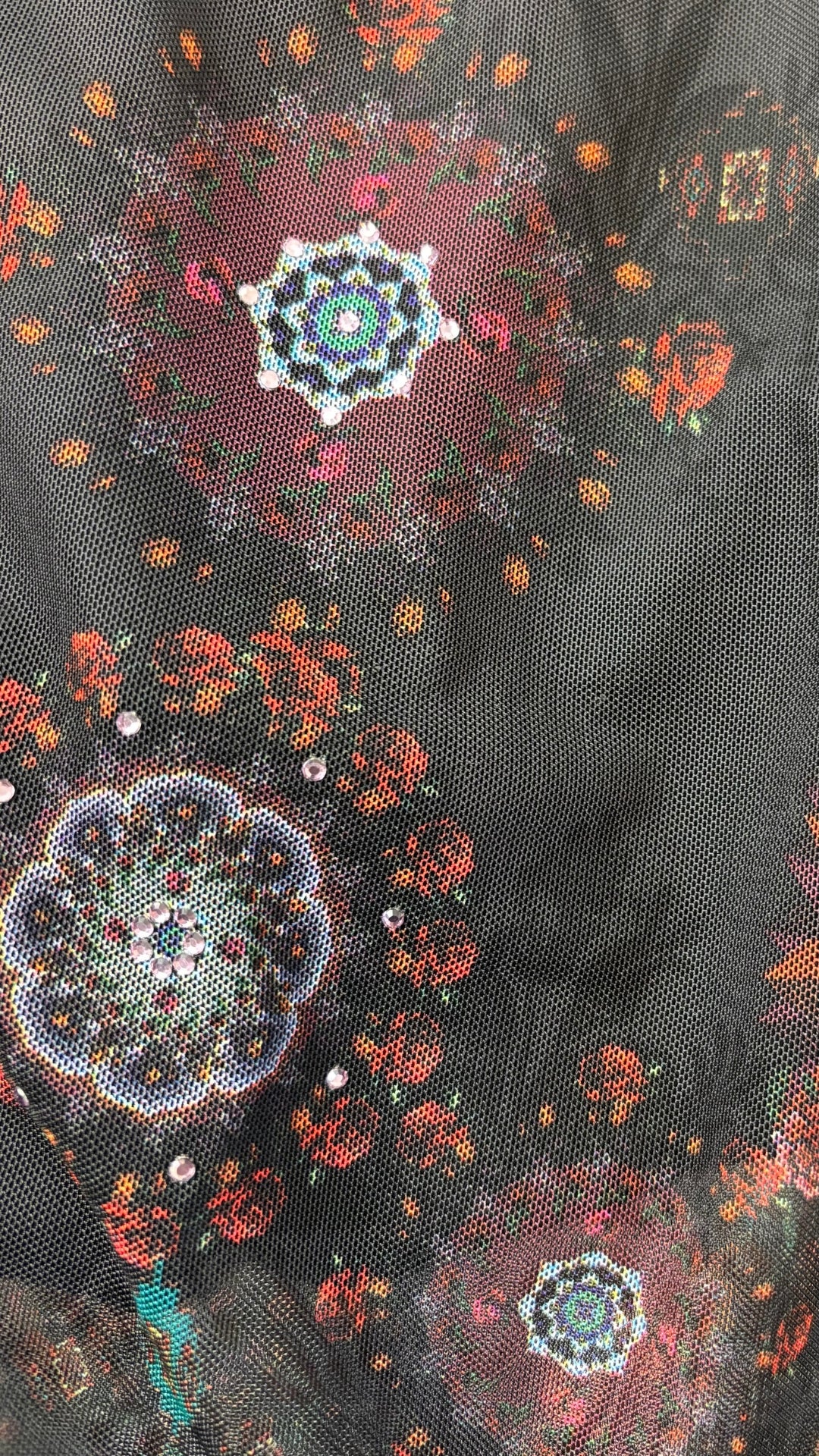 Blouse noire en fin voilage à jolis motifs Desigual, taille large (m/l). Vue de près des motifs.