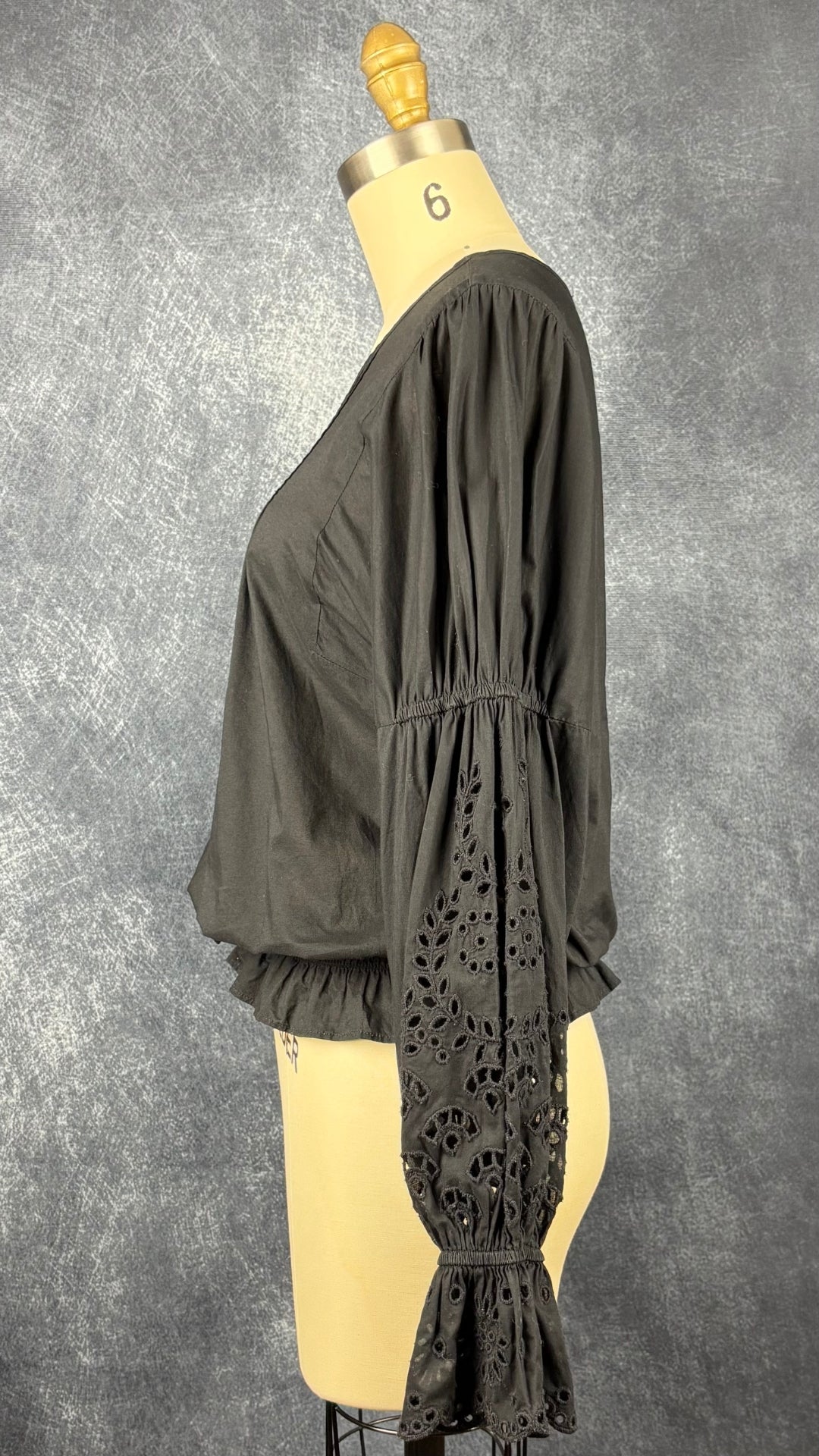 Blouse noire romantique à manches ballons et broderie anglaise aux manches, Gap, taille small. Vue de côté.
