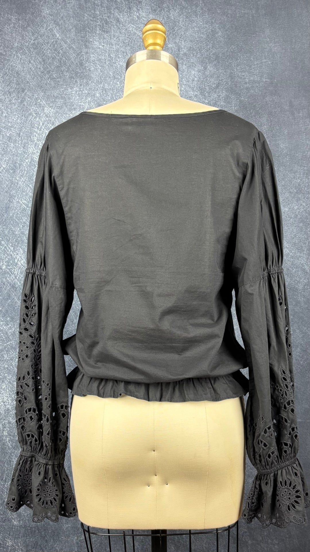 Blouse noire romantique à manches ballons et broderie anglaise aux manches, Gap, taille small. Vue de dos.