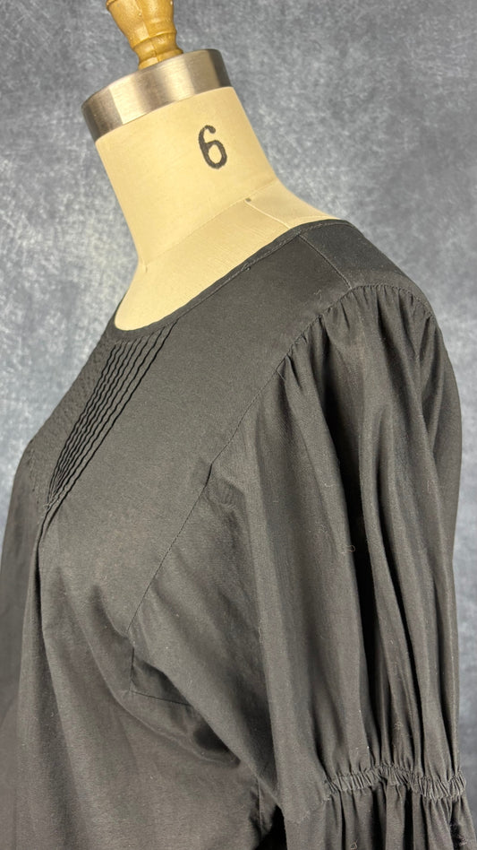 Blouse noire romantique à manches ballons et broderie anglaise aux manches, Gap, taille small. Vue de l'encolure.
