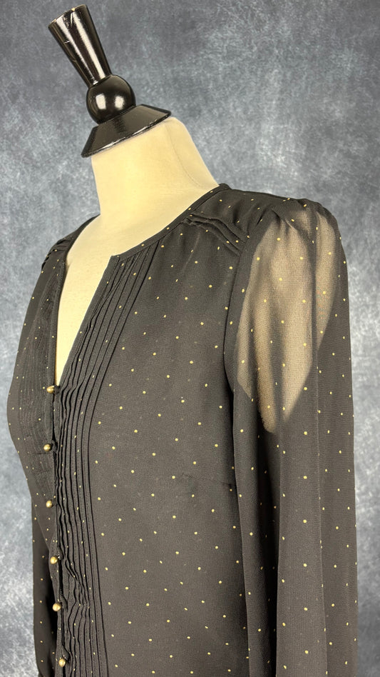 Blouse noire vaporeuse à pois dorés Redoute Création, taille 10 (medium). Vue de l'encolure.
