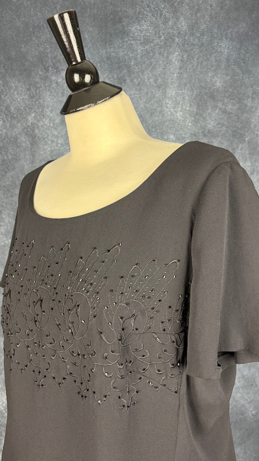 Blouse noire en soie Luisa Spagnoli, taille 52 (environ l/xl). Vue de l'encolure.