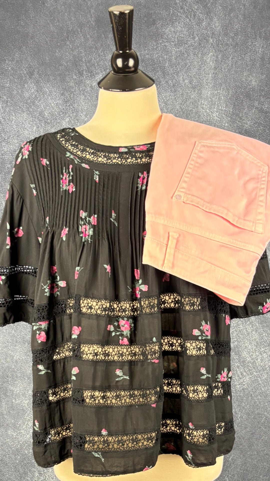 Blouse paysanne noire à motifs floraux et dentelle Wilfred, taille medium. Vue de l'agencement avec le jeans rose Cambio.