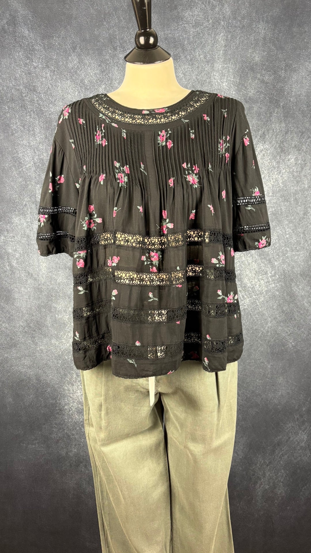 Blouse paysanne noire à motifs floraux et dentelle Wilfred, taille medium. Vue de l'agencement avec le pantalon en mélange de lin Wilfred.