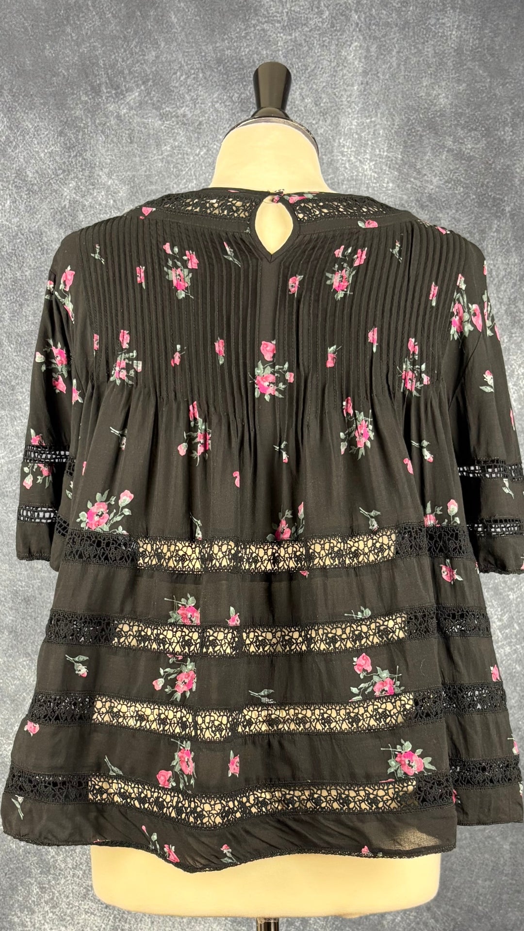 Blouse paysanne noire à motifs floraux et dentelle Wilfred, taille medium. Vue de dos.