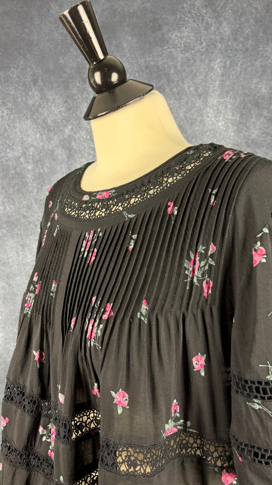 Blouse paysanne noire à motifs floraux et dentelle Wilfred, taille medium. Vue de l'encolure.