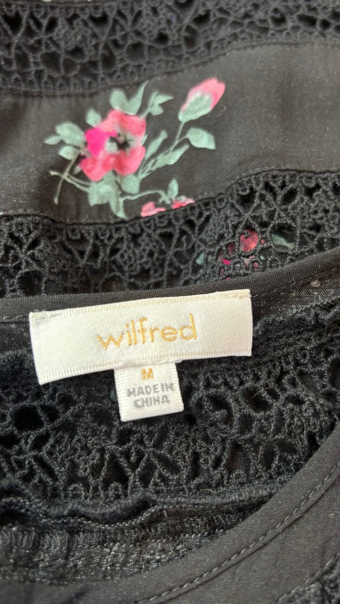 Blouse paysanne noire à motifs floraux et dentelle Wilfred, taille medium. Vue de l'étiquette.