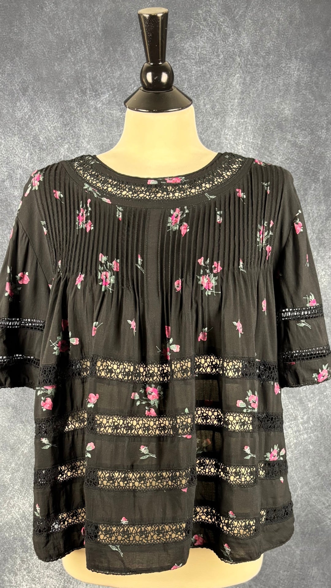 Blouse paysanne noire à motifs floraux et dentelle Wilfred, taille medium. Vue de face.