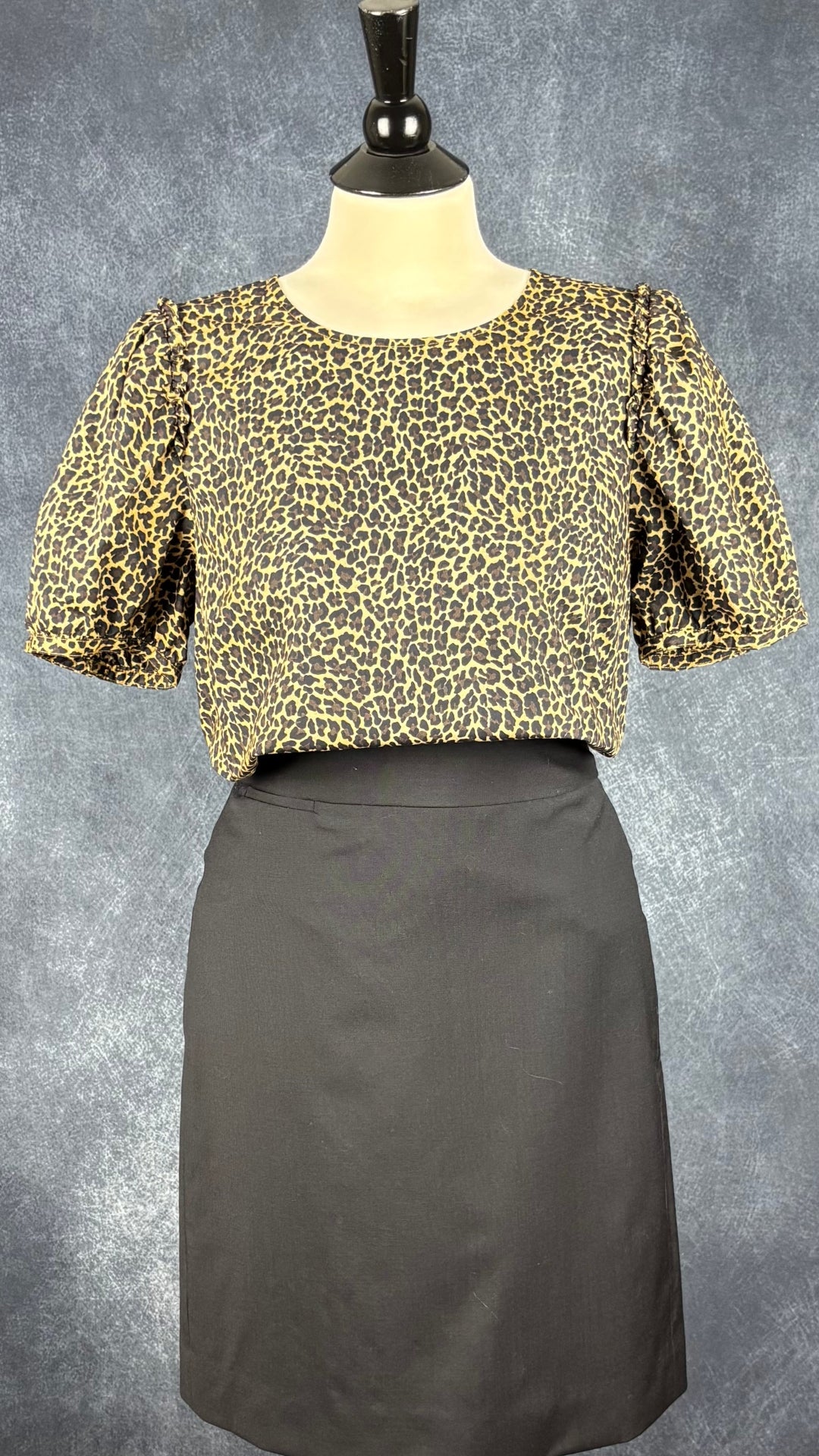 Blouse léopard en popeline de coton J.Crew, taille medium. Vue de l'agencement avec la jupe noire en fin lainage J.Crew.