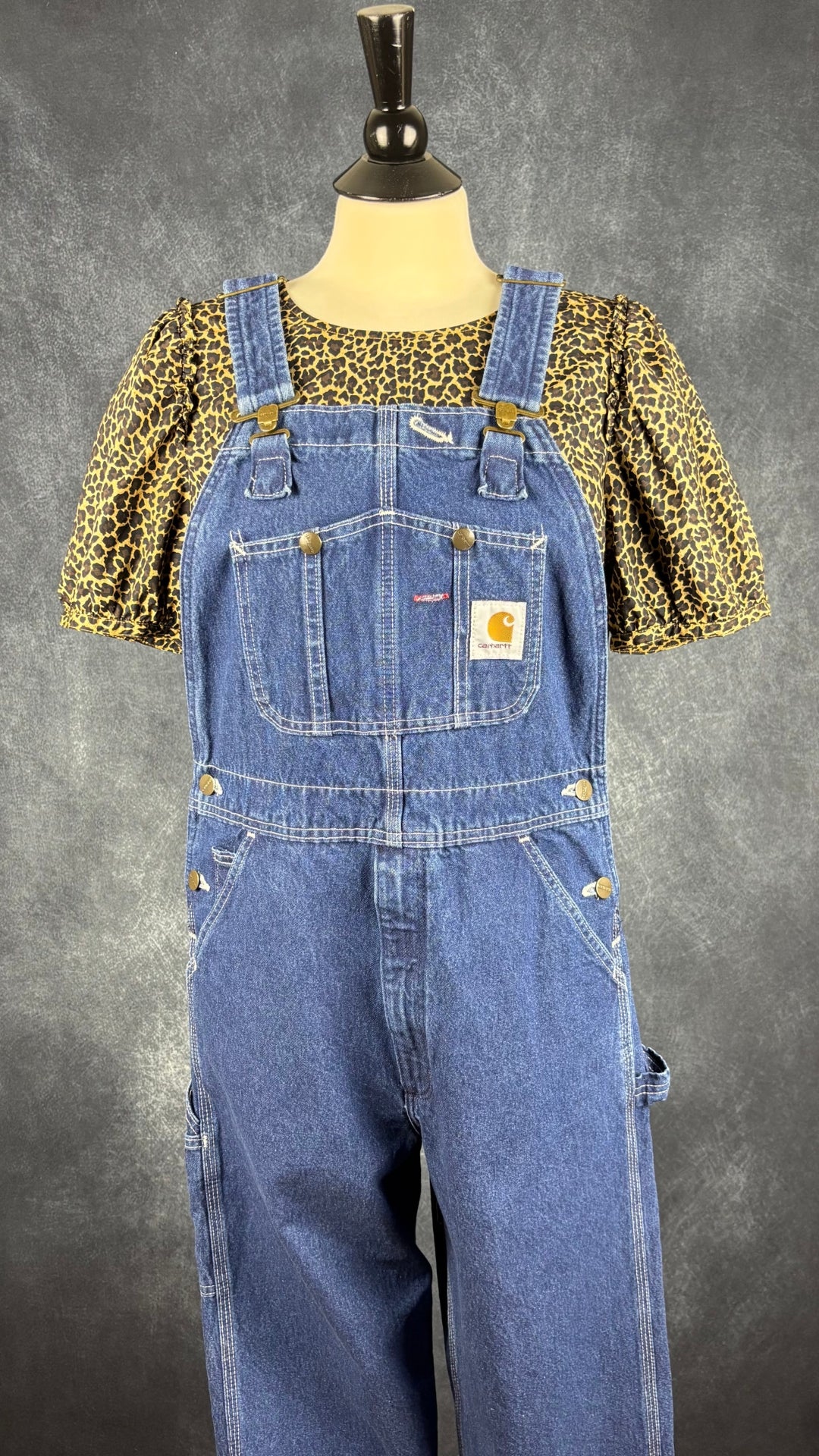 Blouse léopard en popeline de coton J.Crew, taille medium. Vue de l'agencement avec la salopette Carhartt.