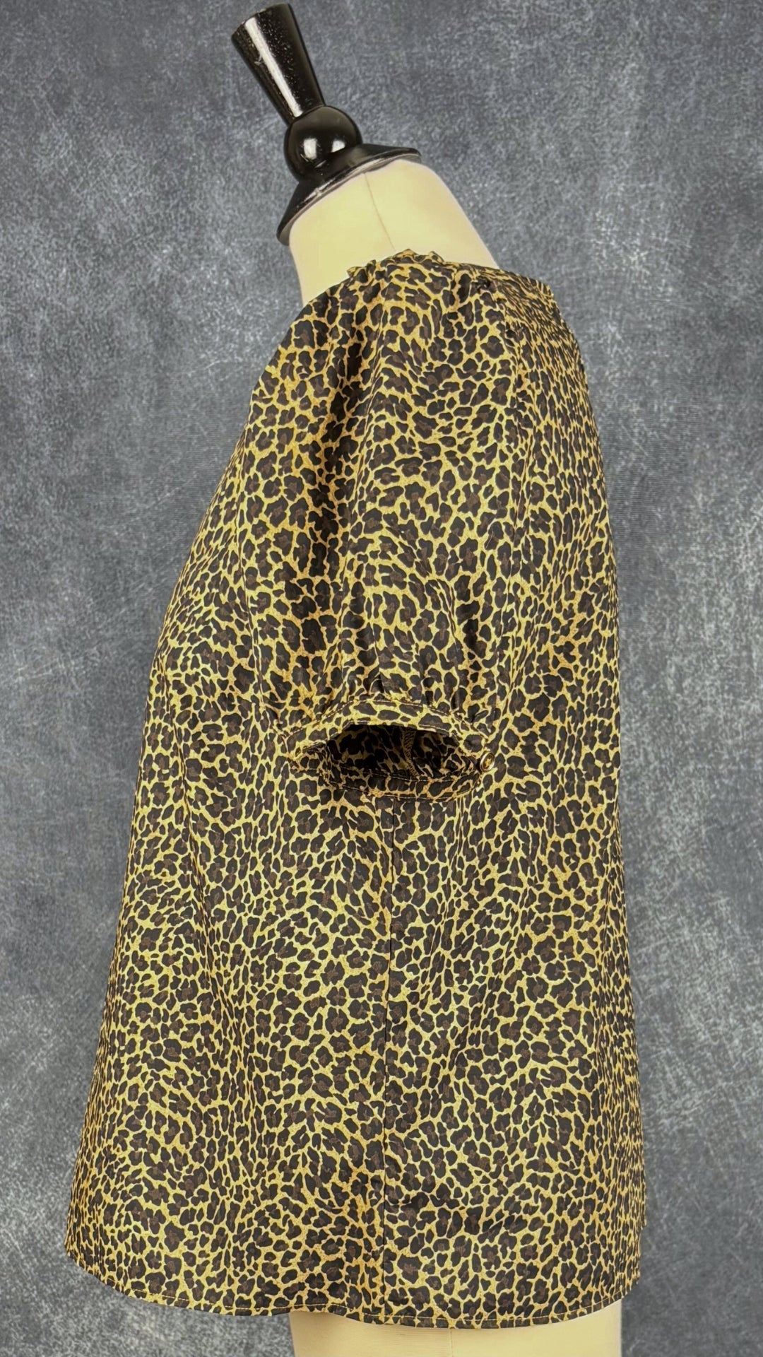 Blouse léopard en popeline de coton J.Crew, taille medium. Vue de côté.