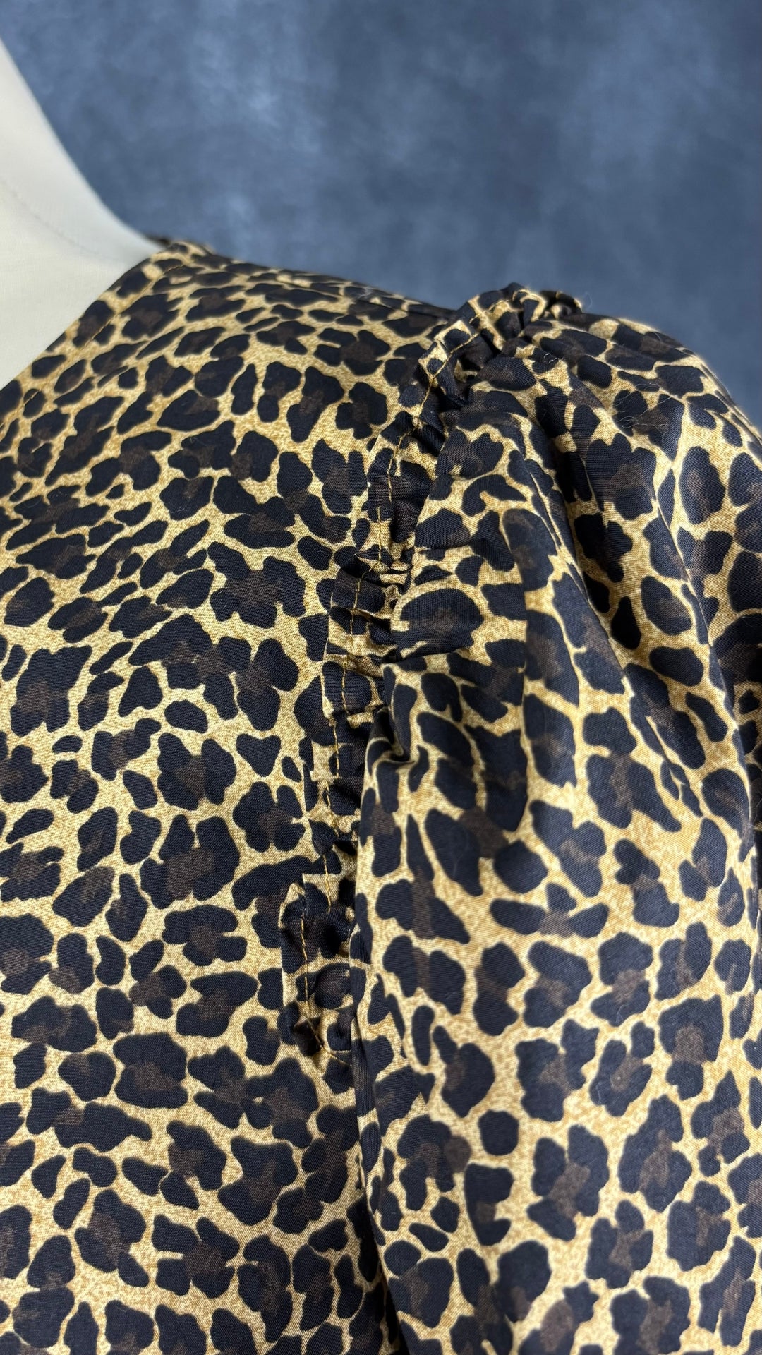 Blouse léopard en popeline de coton J.Crew, taille medium. Vue de l'épaule.