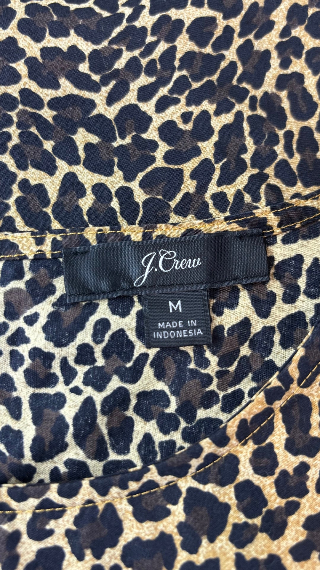 Blouse léopard en popeline de coton J.Crew, taille medium. Vue de l'étiquette.