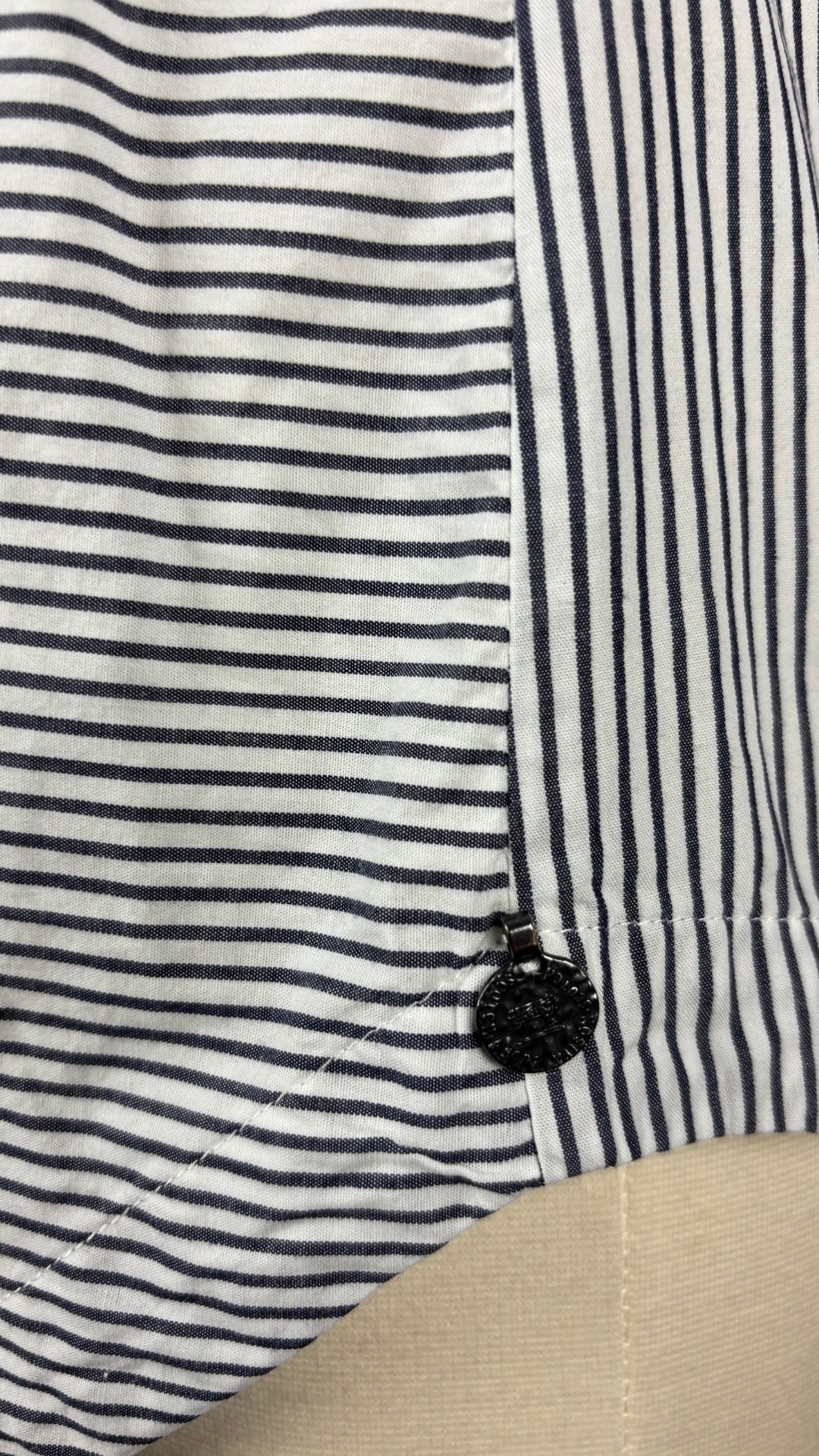 Blouse à rayures et ourlet asymétrique Scotch & Soda, taille xs. Vue du détail près de l'ourlet de la blouse.