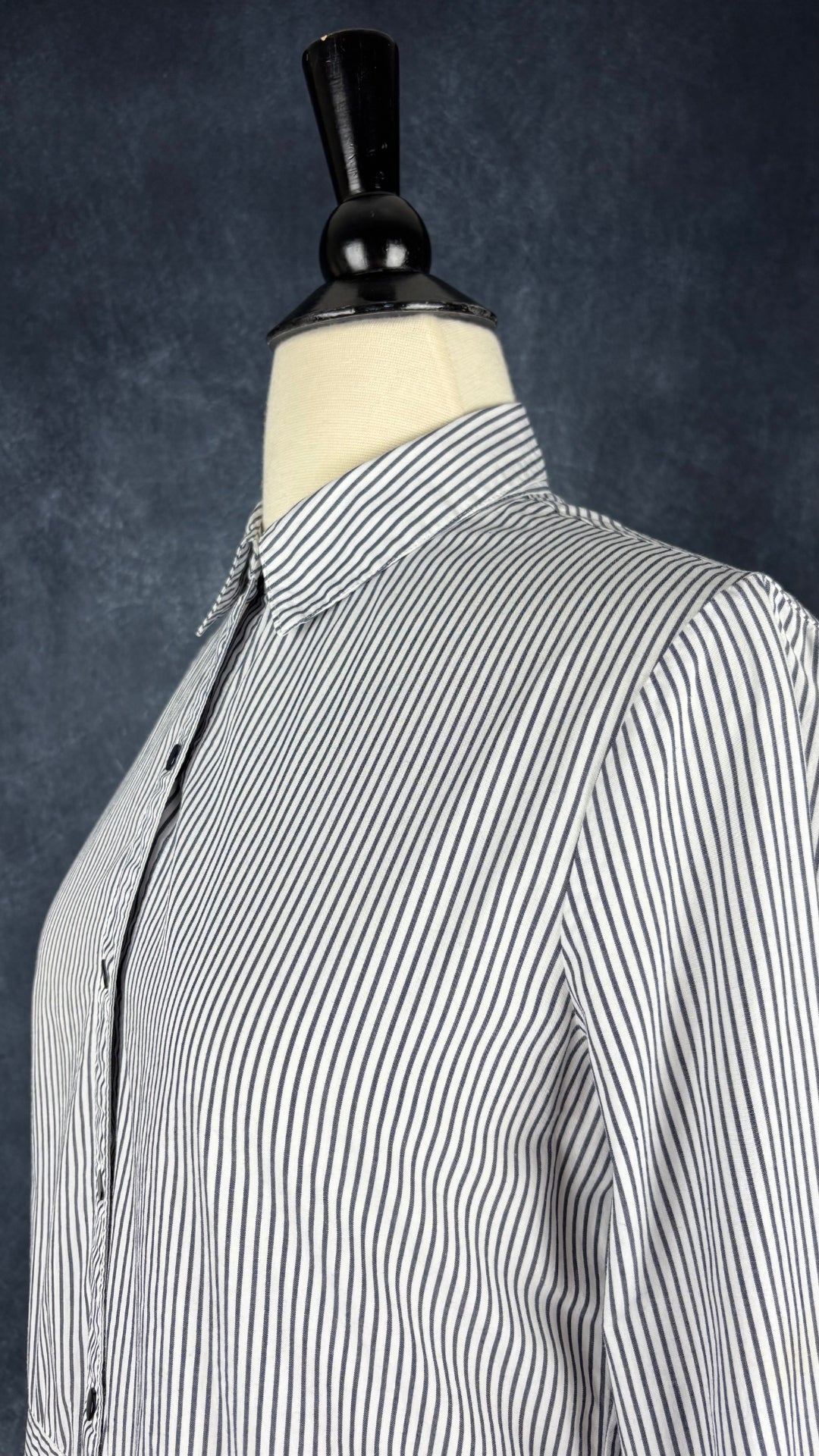 Blouse à rayures et ourlet asymétrique Scotch & Soda, taille xs. Vue de l'encolure.