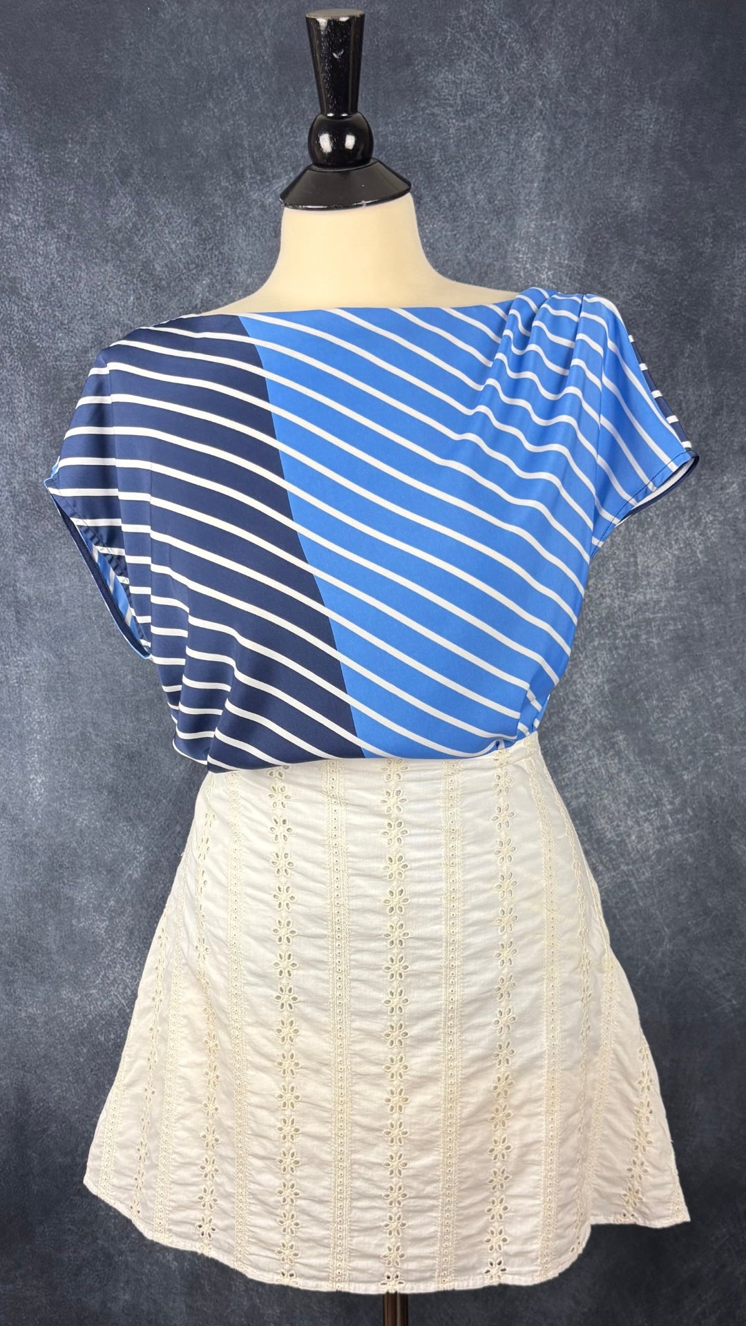 Blouse à rayures et détail plissé à l'épaule Maison Cinqcent, taille medium. Vue de l'agencement avec la jupe en broderie anglaise Essentiels.
