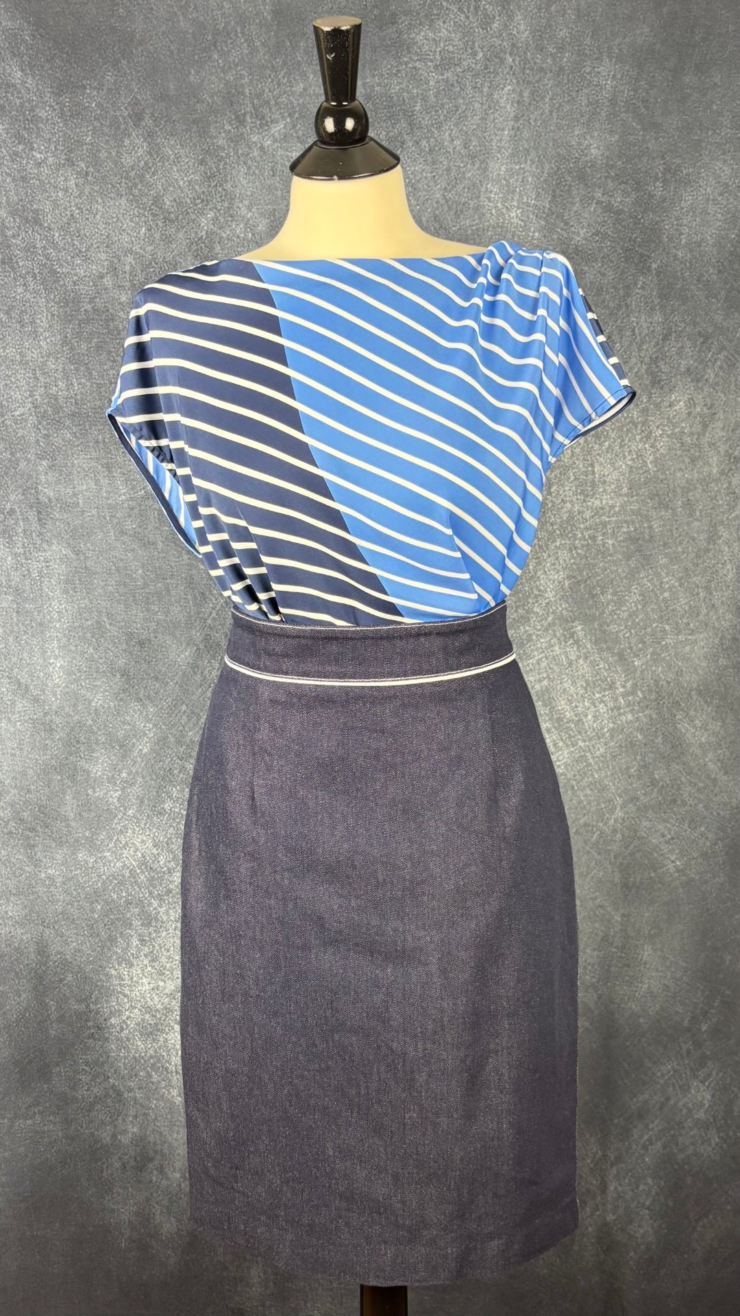 Blouse à rayures et détail plissé à l'épaule Maison Cinqcent, taille medium. Vue de l'agencement avec la jupe en denim Judith & Charles.
