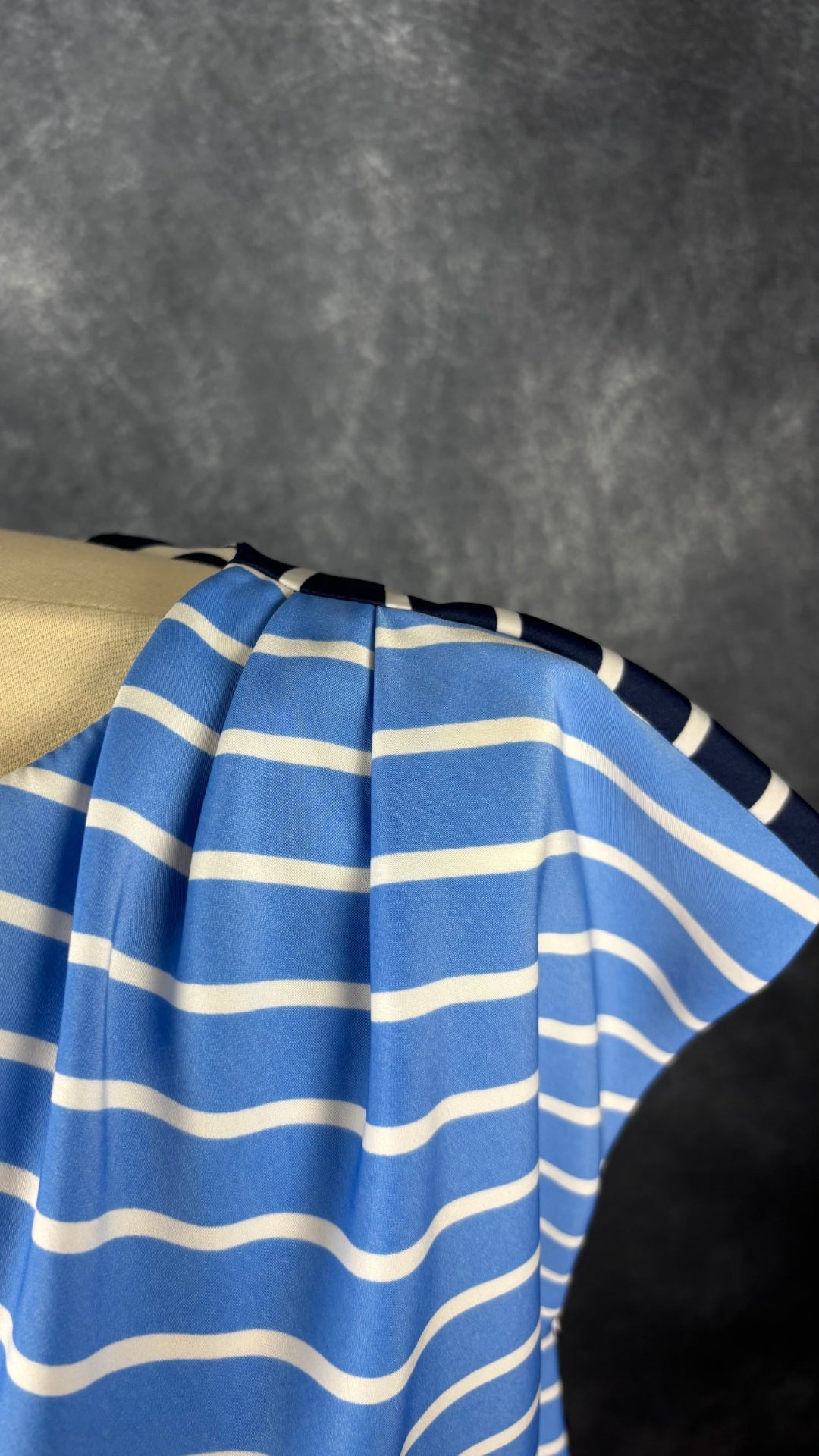Blouse à rayures et détail plissé à l'épaule Maison Cinqcent, taille medium. Vue de près du détail à l'épaule.