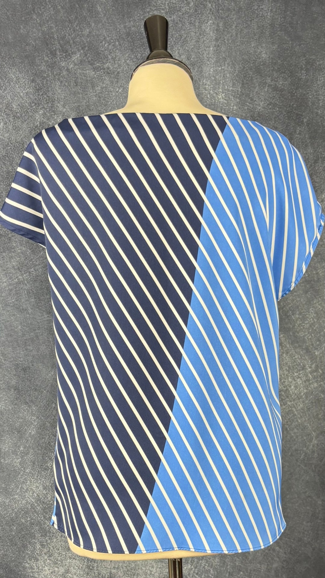 Blouse à rayures et détail plissé à l'épaule Maison Cinqcent, taille medium. Vue de dos.