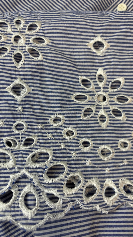 Blouse à rayures et broderie anglaise à l'ourlet Imperial, taille medium. Vue de près de la broderie.