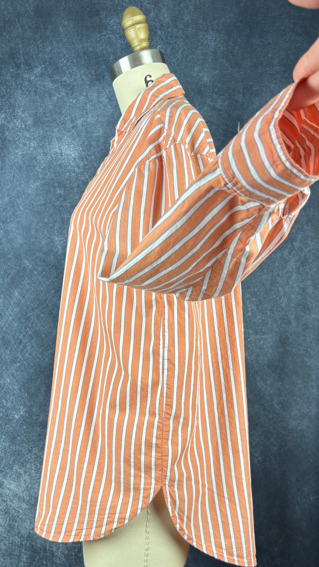 Blouse ample à rayures pêche, blanc crème et bleu gris Woolworths, taille xs. Vue de côté, manche relevée.