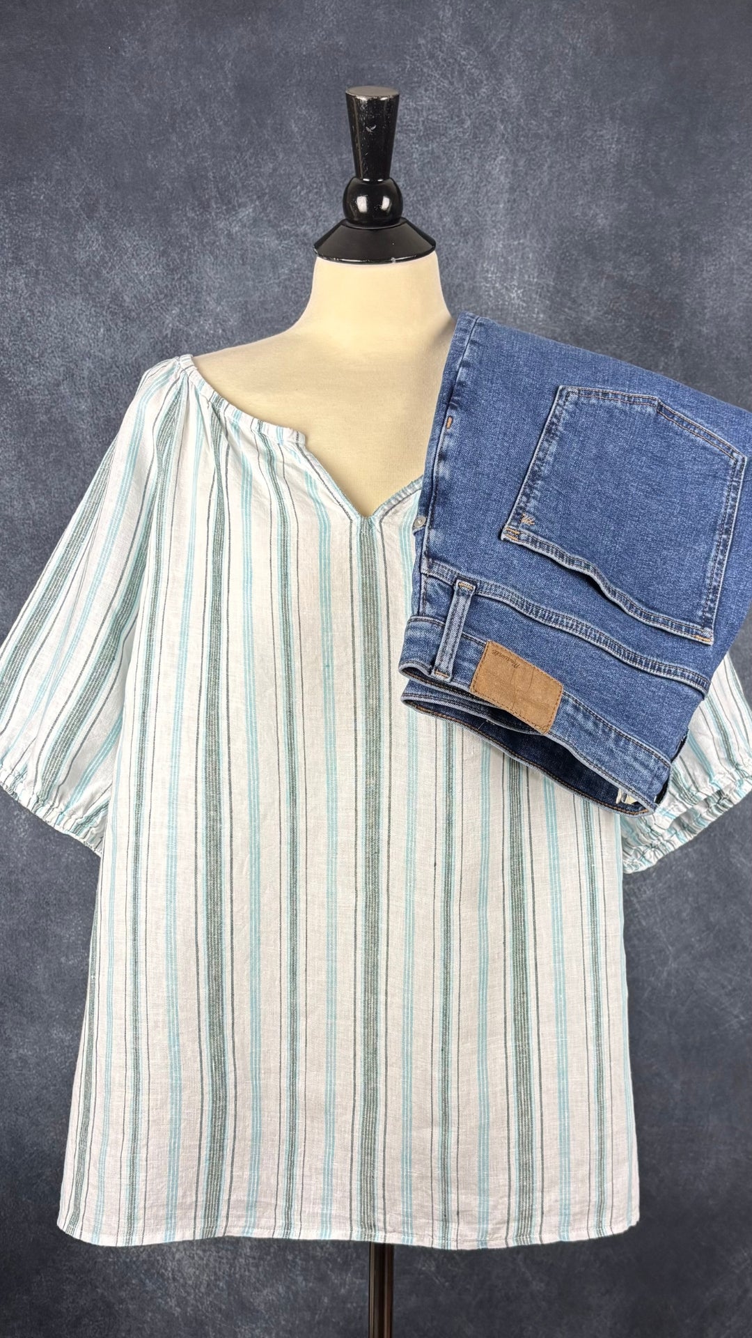 Blouse à rayures charcoal et turquoise Talbots plus, taille 2X. Vue de l'agencement avec le jeans Madewell.