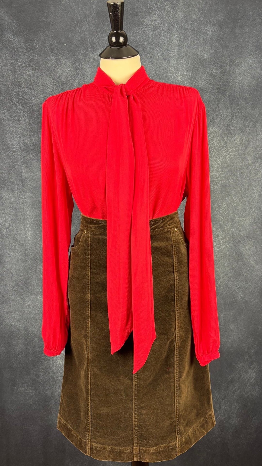 Blouse rouge fluide à col lavallière amovible Brax, taille 38 (m/l). Vue de l'agencement avec la jupe moka en velours Tristan & Iseut.