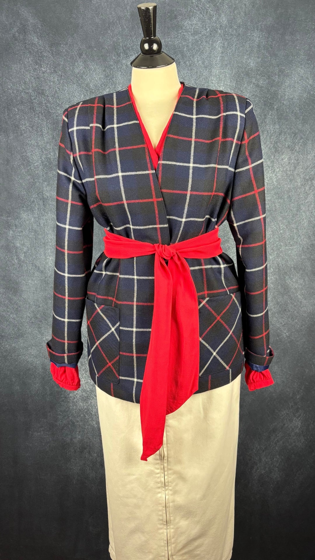 Blouse rouge fluide à col lavallière amovible Brax, taille 38 (m/l). Vue de l'agencement avec la jupe crème Harly Jae et la veste en laine à carreaux vintage.