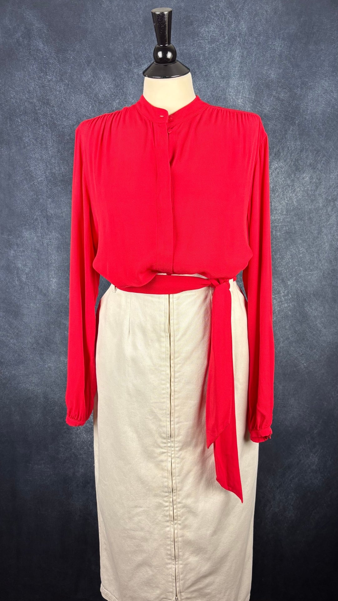 Blouse rouge fluide à col lavallière amovible Brax, taille 38 (m/l). Vue de l'agencement avec la jupe crème Harly Jae.