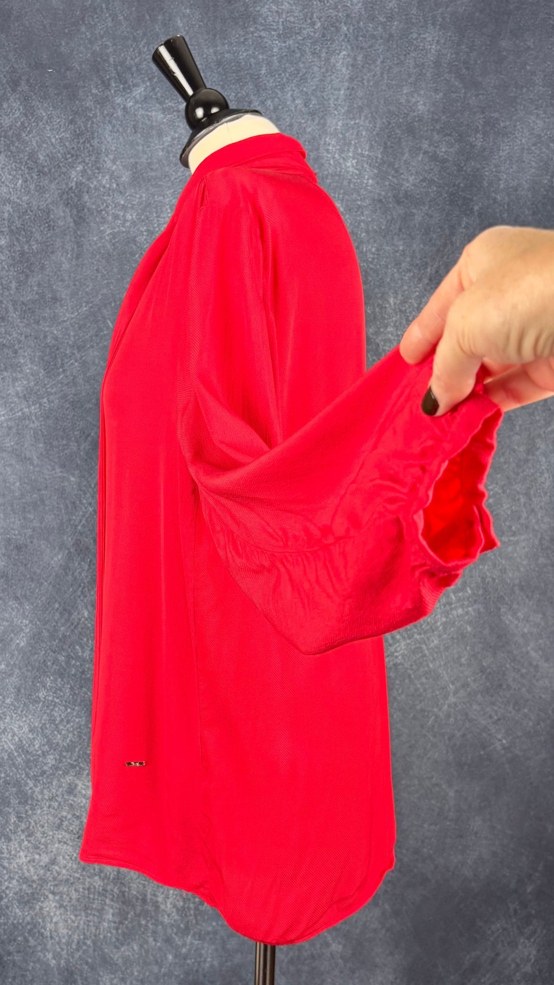 Blouse rouge fluide à col lavallière amovible Brax, taille 38 (m/l). Vue de côté.