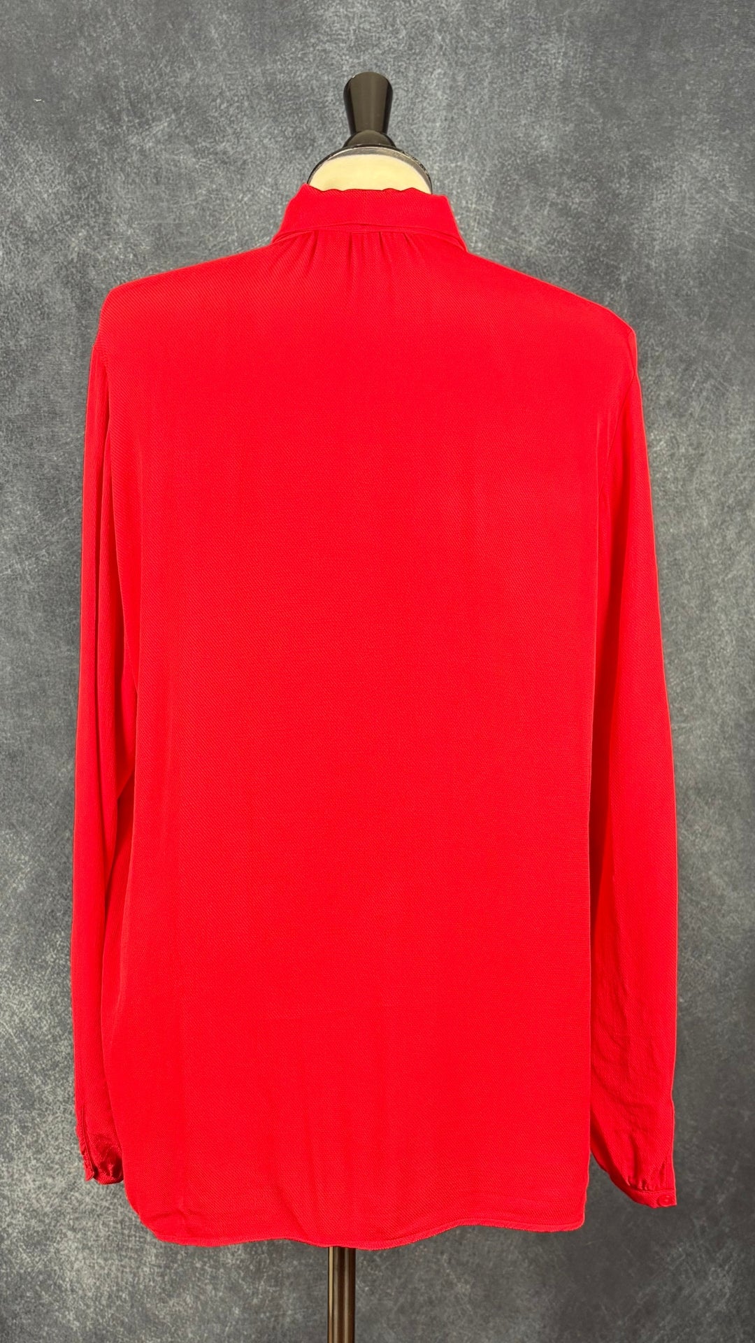 Blouse rouge fluide à col lavallière amovible Brax, taille 38 (m/l). Vue de dos.