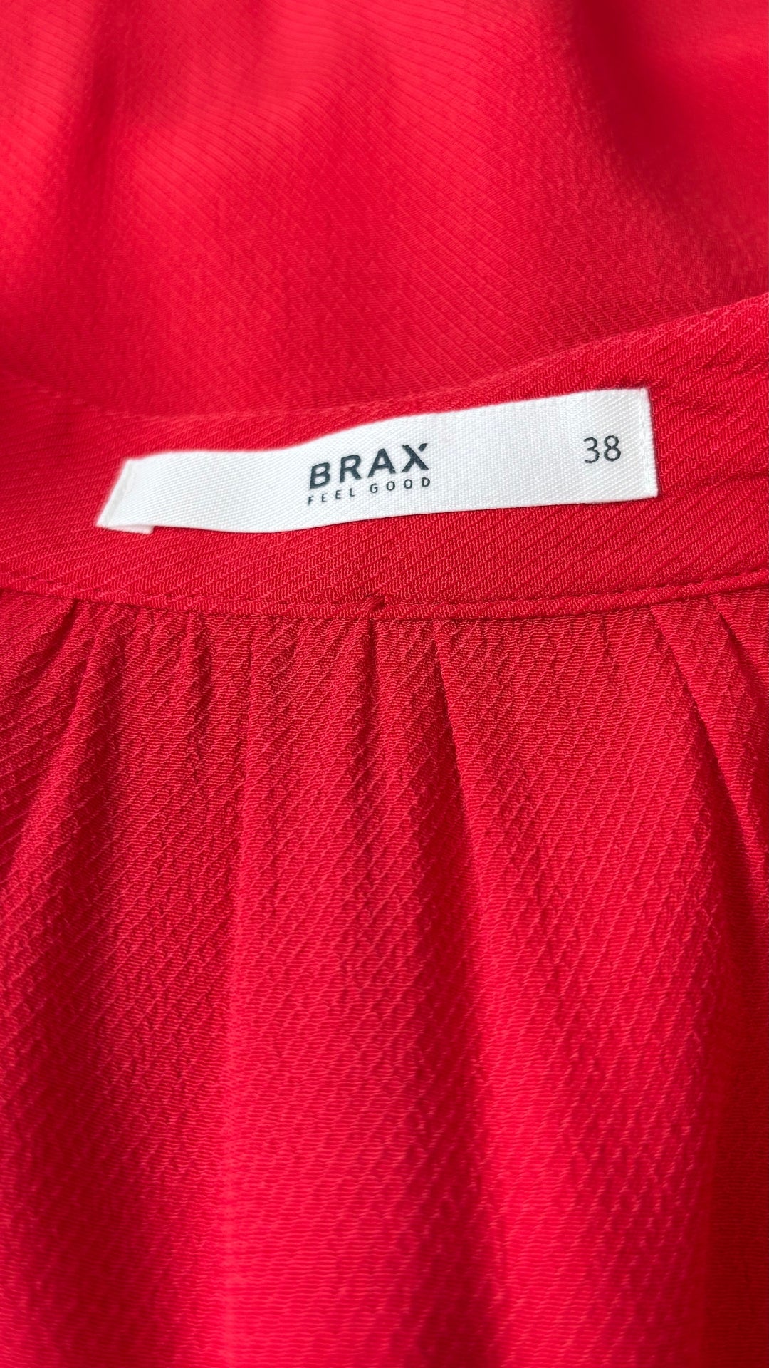 Blouse rouge fluide à col lavallière amovible Brax, taille 38 (m/l). Vue de l'étiquette.