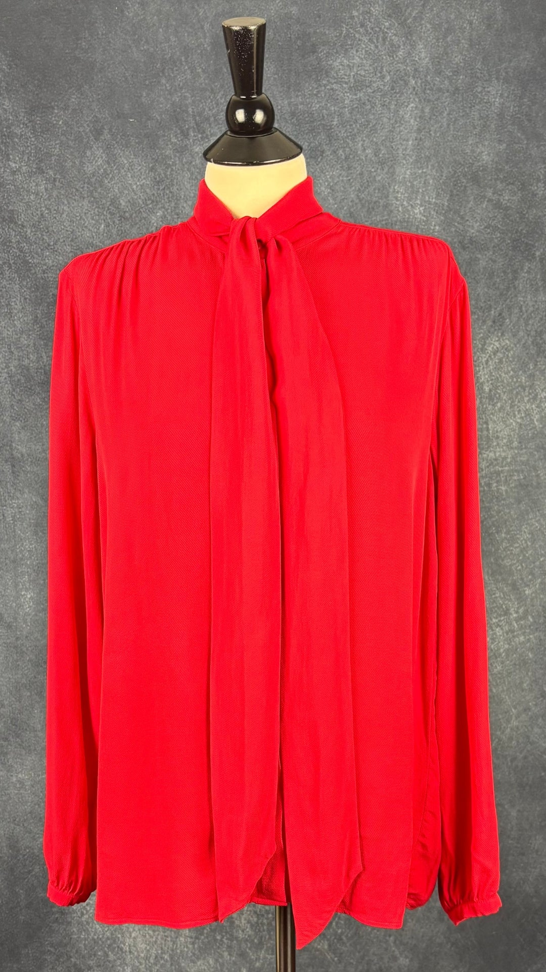 Blouse rouge fluide à col lavallière amovible Brax, taille 38 (m/l). Vue de face.