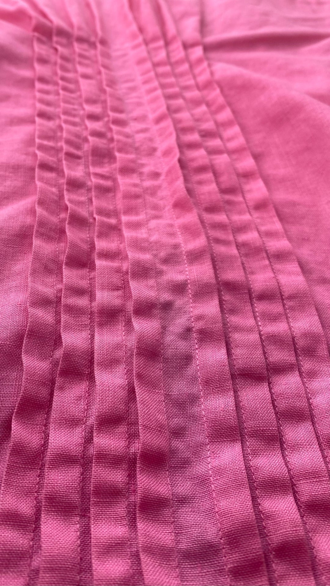 Blouse sans manches en lin rose, corsage plissé, Jones New York Sport, taille small. Vue du plissé.