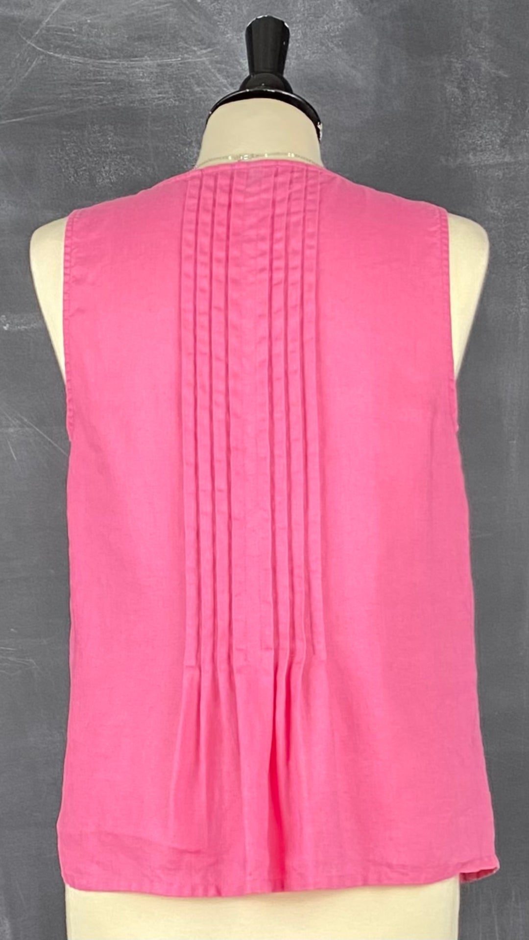 Blouse sans manches en lin rose, corsage plissé, Jones New York Sport, taille small. Vue de dos.