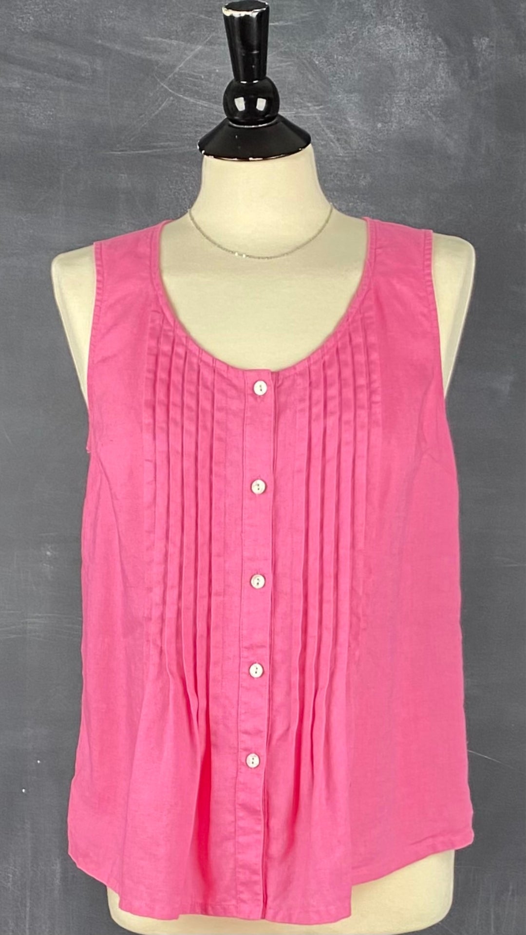 Blouse sans manches en lin rose, corsage plissé, Jones New York Sport, taille small. Vue de face.