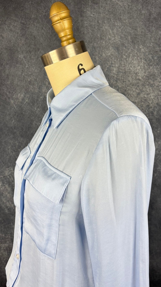 Blouse satinée bleu doux à taille soulignée de deux bandes de tissu à nouer, Tristan, taille xs. Vue de l'encolure.