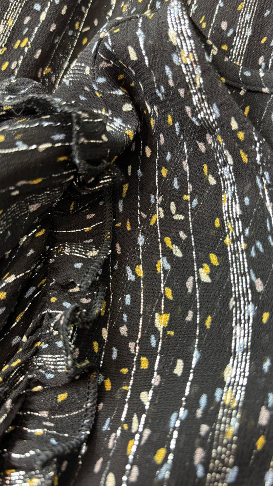 Blouse translucide à motifs argent et or InWear, taille 10. Vue de près du tissu.