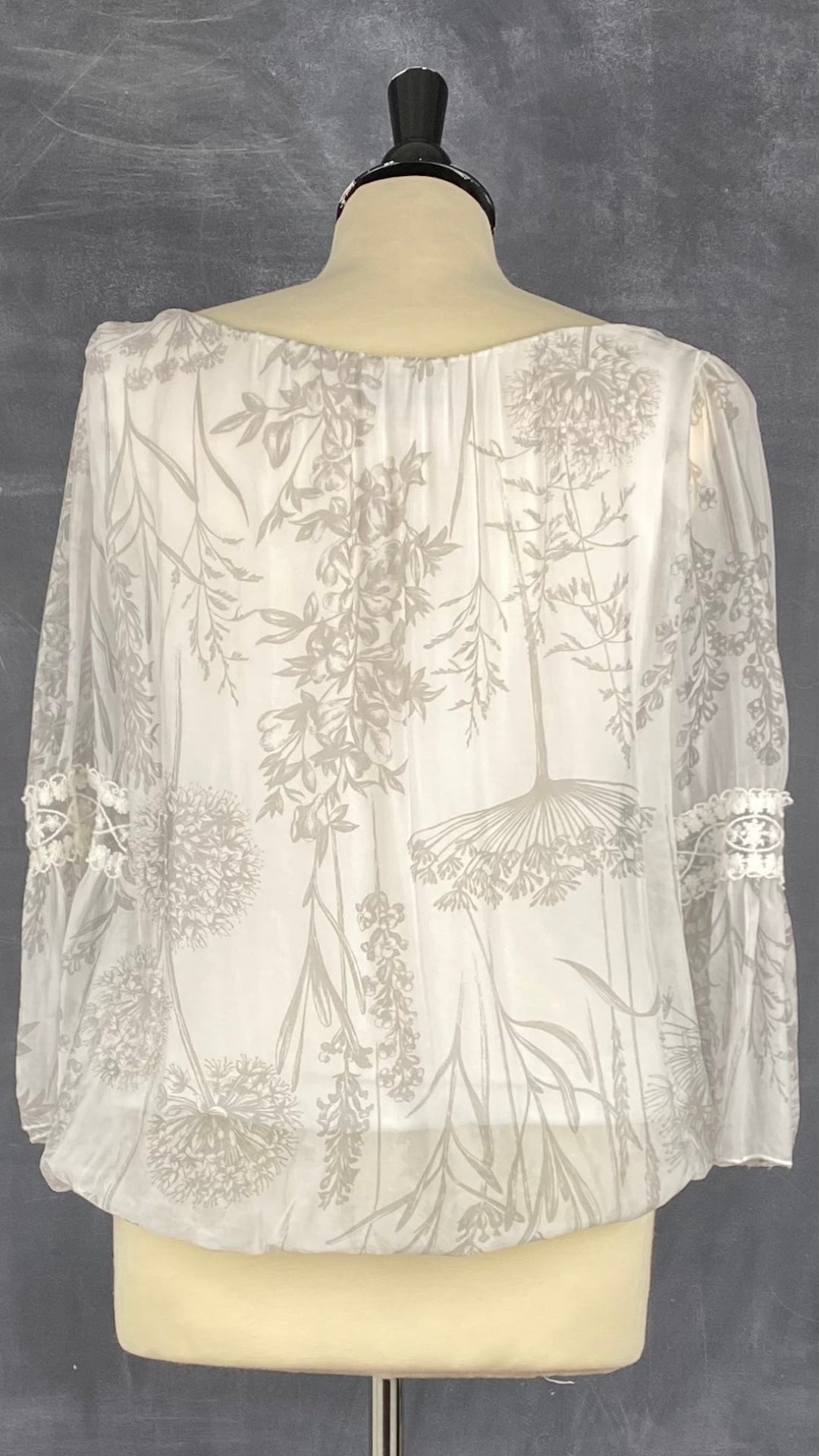 Blouse vaporeuse crème et greige mélange de soie avec broderie, taille small. Vue de dos.